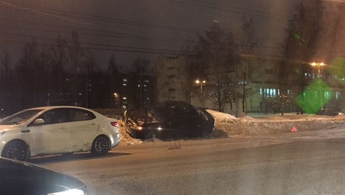 ДТП на Московской: очередной автомобиль оказался в сугробе
