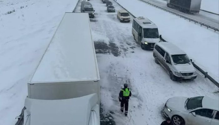 Авария из 50 автомобилей в двух ДТП в Москве: есть погибший