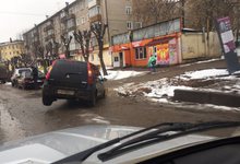 В Кирове еще одна машина провалилась под асфальт