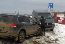 На трассе Киров - Пермь столкнулись 3 Volkswagen